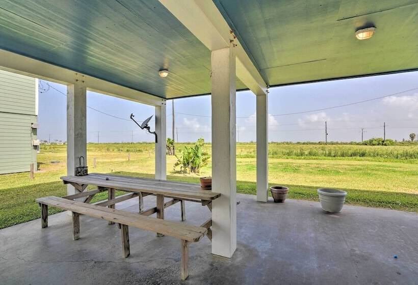 Deck & Grill: Walkable Crystal Beach House!