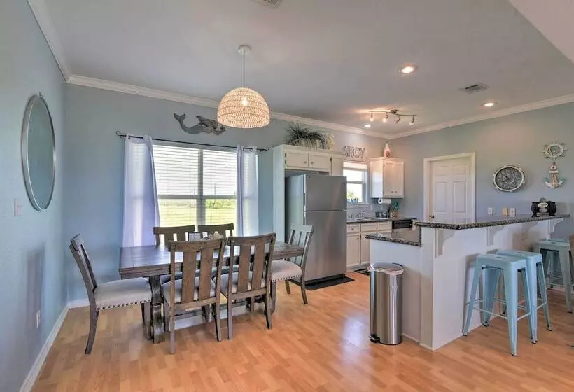 Deck & Grill: Walkable Crystal Beach House!