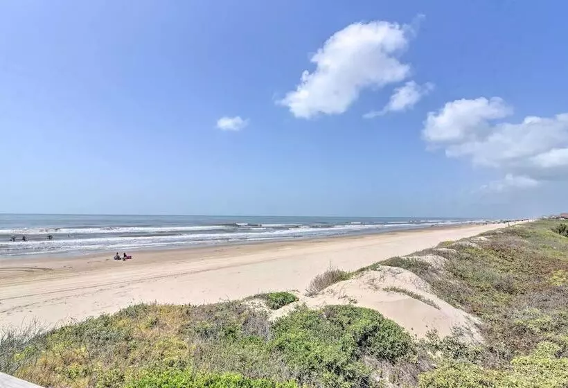 Deck & Grill: Walkable Crystal Beach House!