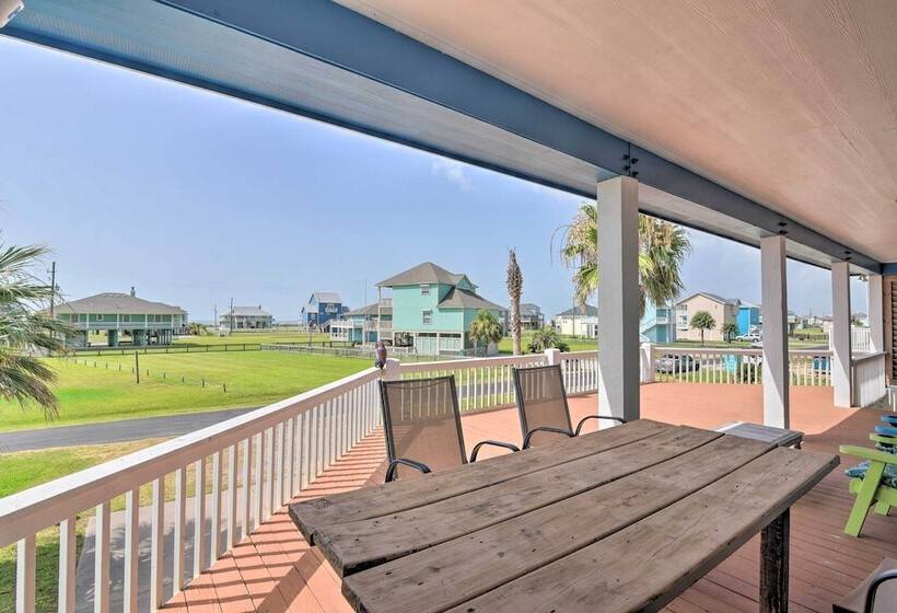 Deck & Grill: Walkable Crystal Beach House!