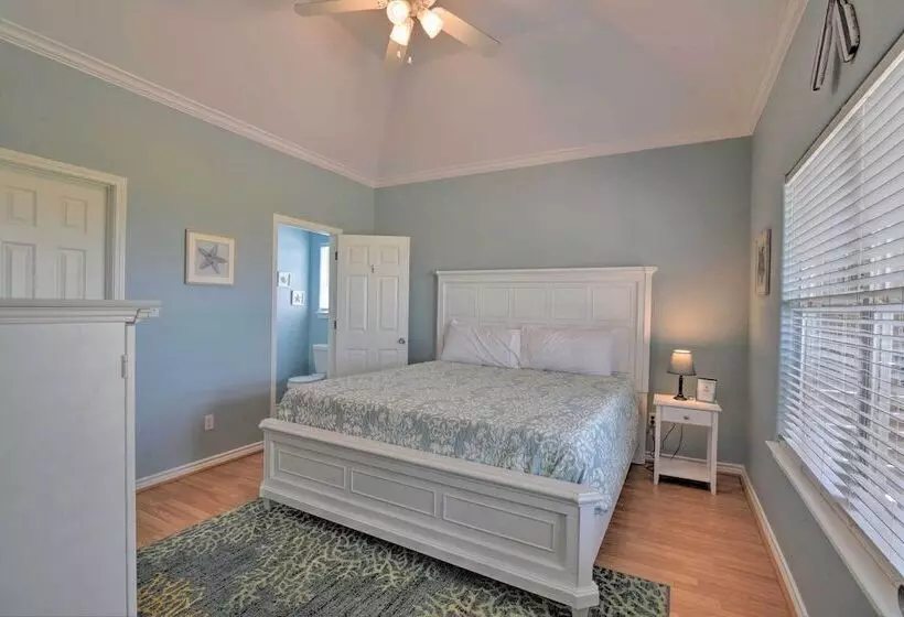 Deck & Grill: Walkable Crystal Beach House!