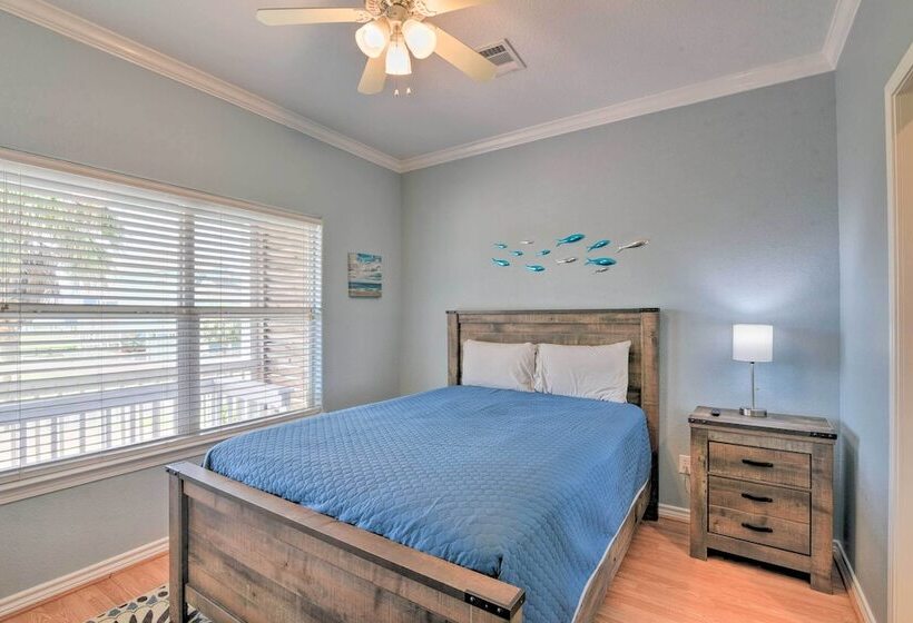 Deck & Grill: Walkable Crystal Beach House!