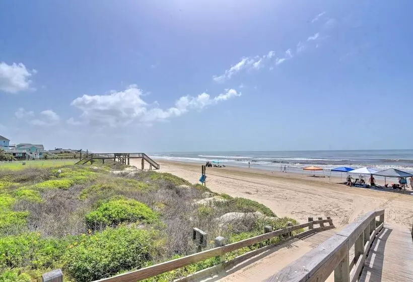 Deck & Grill: Walkable Crystal Beach House!