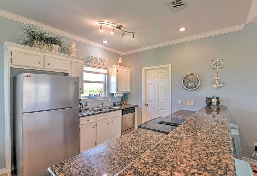 Deck & Grill: Walkable Crystal Beach House!