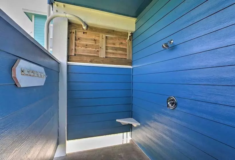 Deck & Grill: Walkable Crystal Beach House!