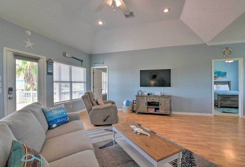 Deck & Grill: Walkable Crystal Beach House!