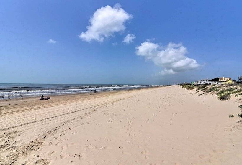 Deck & Grill: Walkable Crystal Beach House!