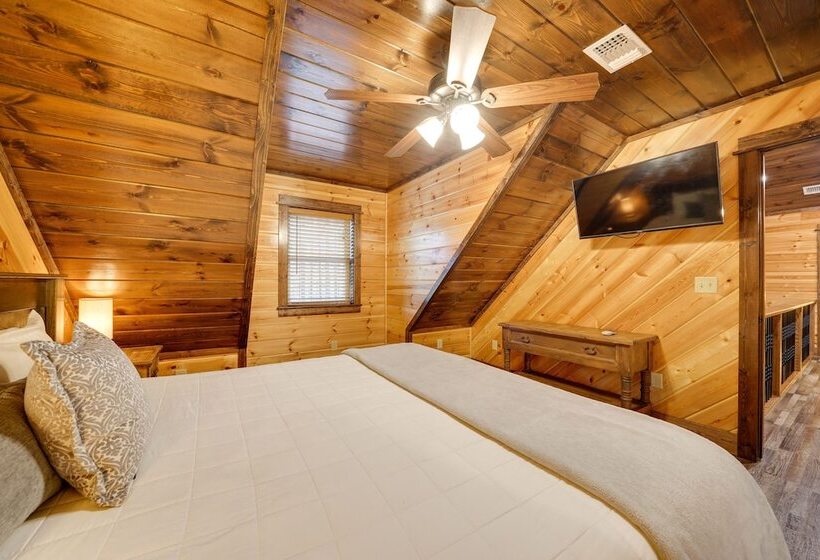 Broken Bow Cabin On 1 Acre W/ Hot Tub & Fire Pit!