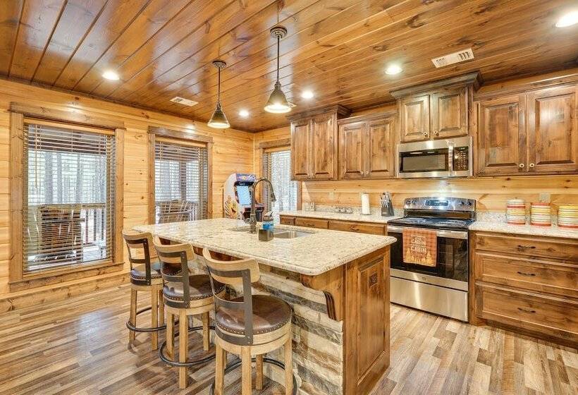 Broken Bow Cabin On 1 Acre W/ Hot Tub & Fire Pit!