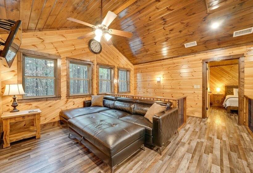 Broken Bow Cabin On 1 Acre W/ Hot Tub & Fire Pit!
