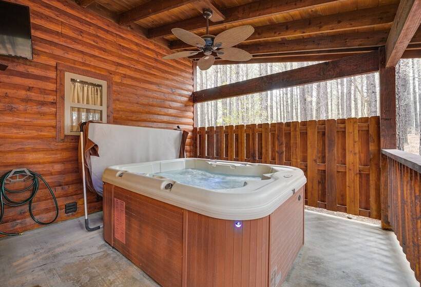 Broken Bow Cabin On 1 Acre W/ Hot Tub & Fire Pit!