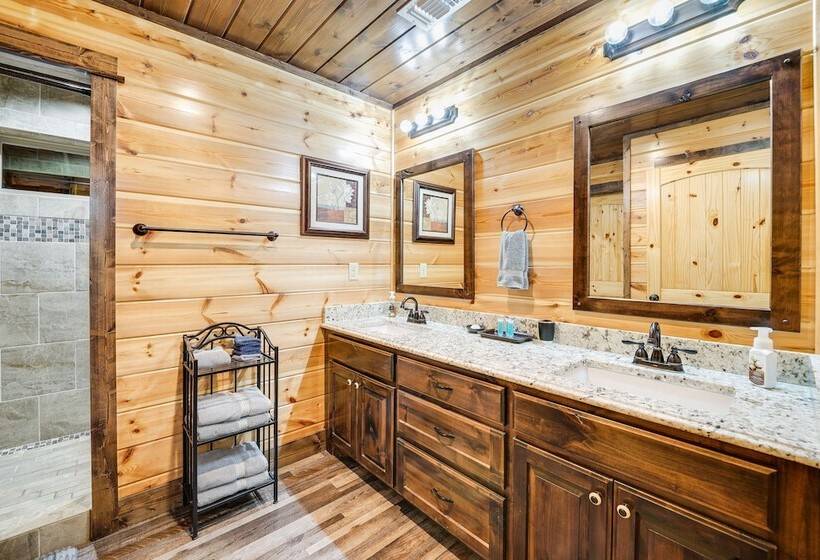 Broken Bow Cabin On 1 Acre W/ Hot Tub & Fire Pit!