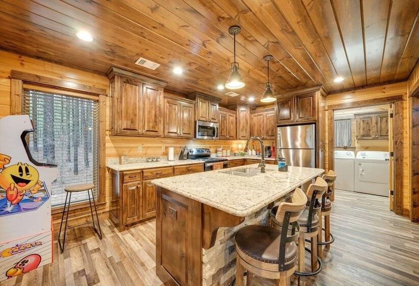 Broken Bow Cabin On 1 Acre W/ Hot Tub & Fire Pit!
