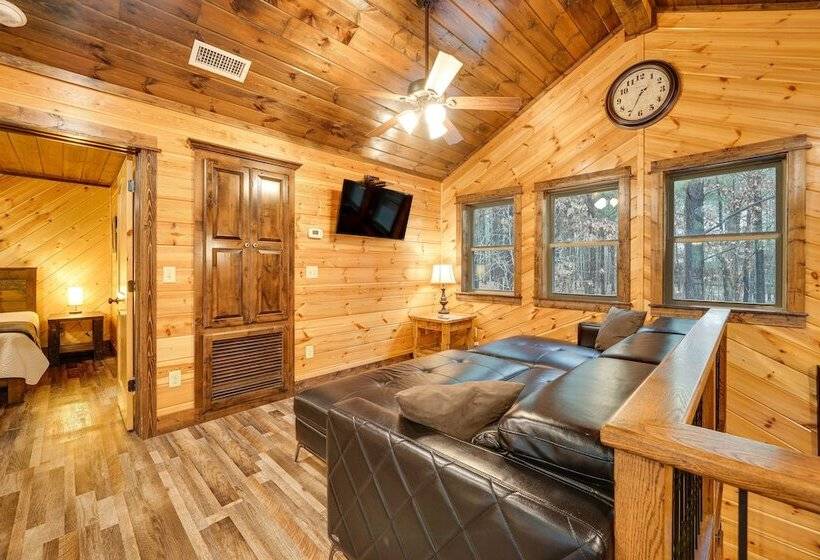 Broken Bow Cabin On 1 Acre W/ Hot Tub & Fire Pit!