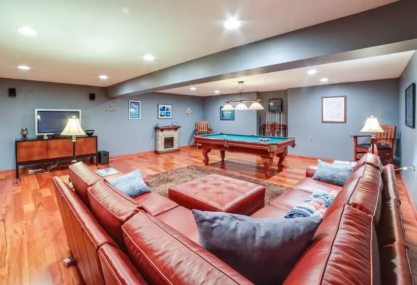 Charming Crete Home W/ Hot Tub, Deck & Fire Pit
