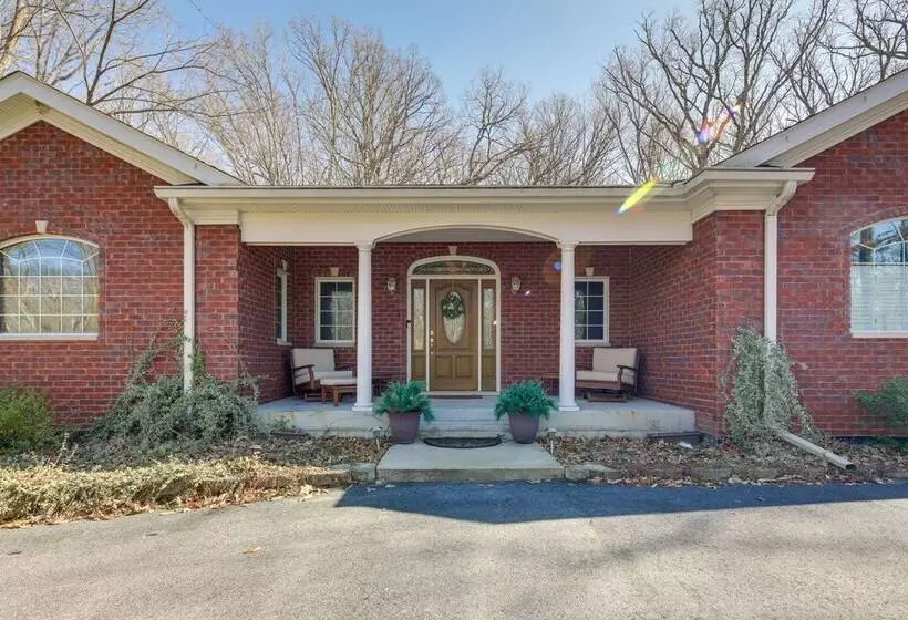 Charming Crete Home W/ Hot Tub, Deck & Fire Pit