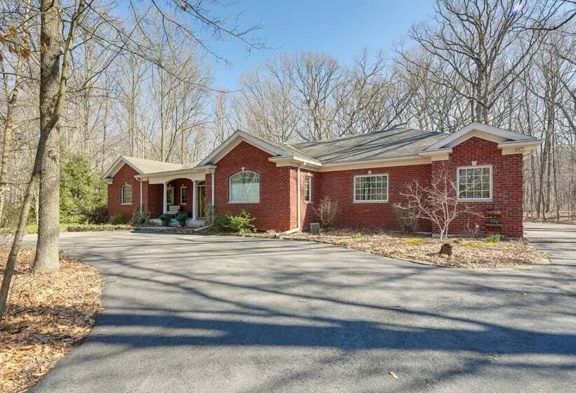 Charming Crete Home W/ Hot Tub, Deck & Fire Pit