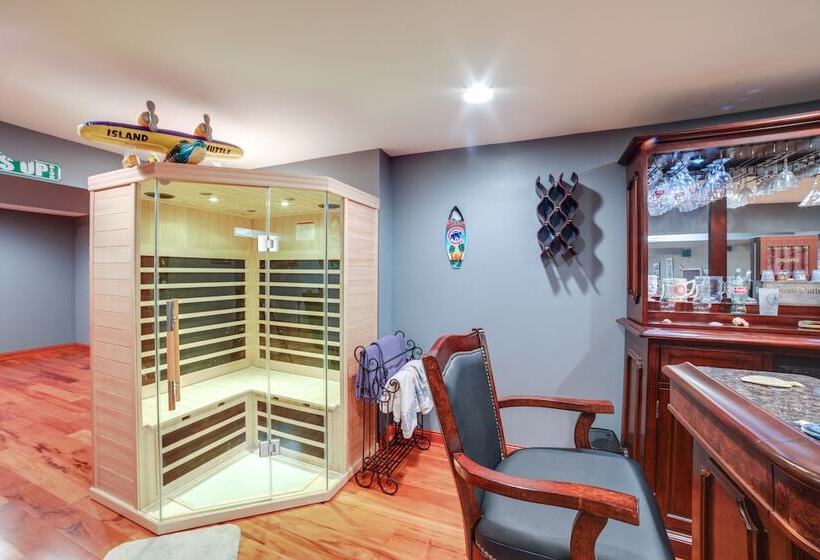 Charming Crete Home W/ Hot Tub, Deck & Fire Pit