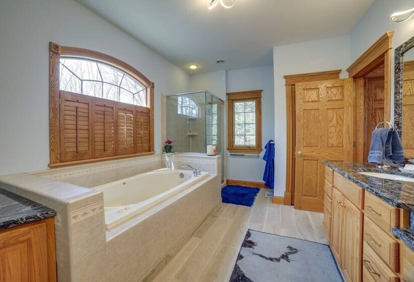 Charming Crete Home W/ Hot Tub, Deck & Fire Pit