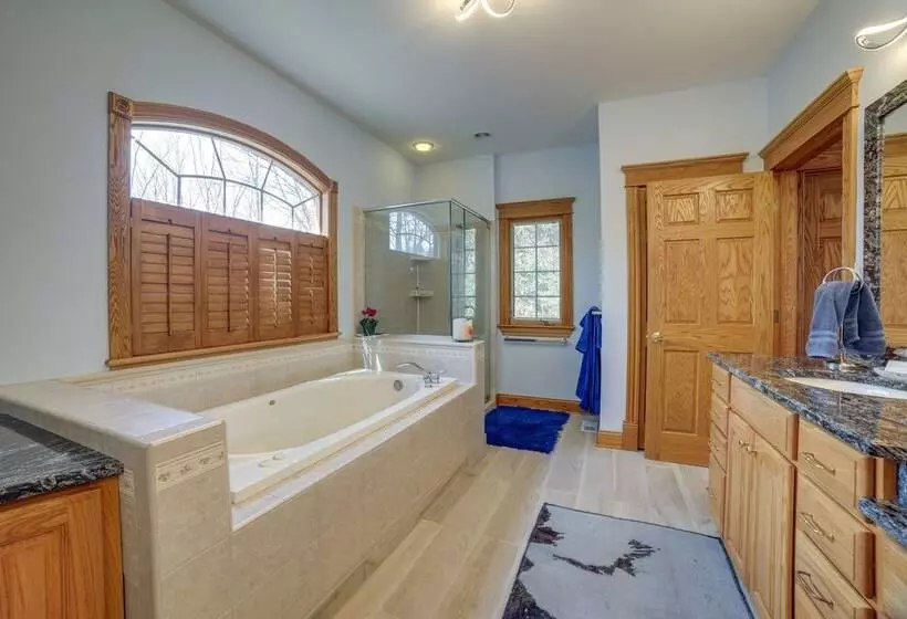 Charming Crete Home W/ Hot Tub, Deck & Fire Pit