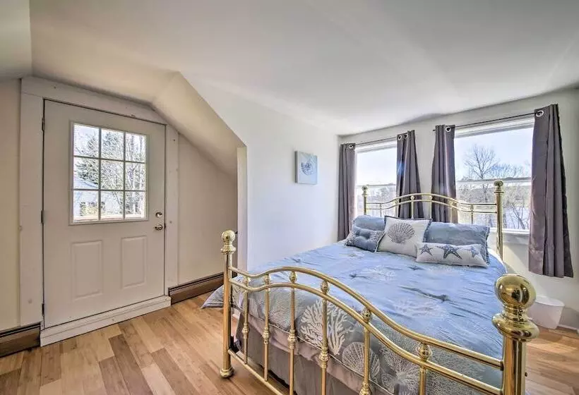 Cozy Colonial Home W/ Bay Access & Water View