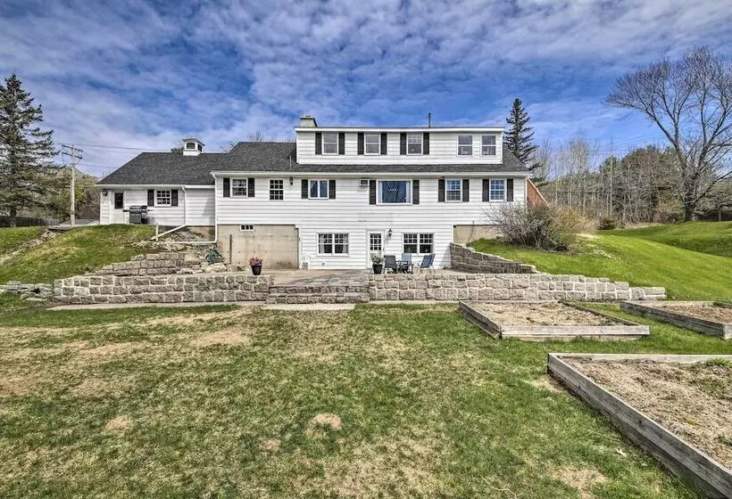 Cozy Colonial Home W/ Bay Access & Water View