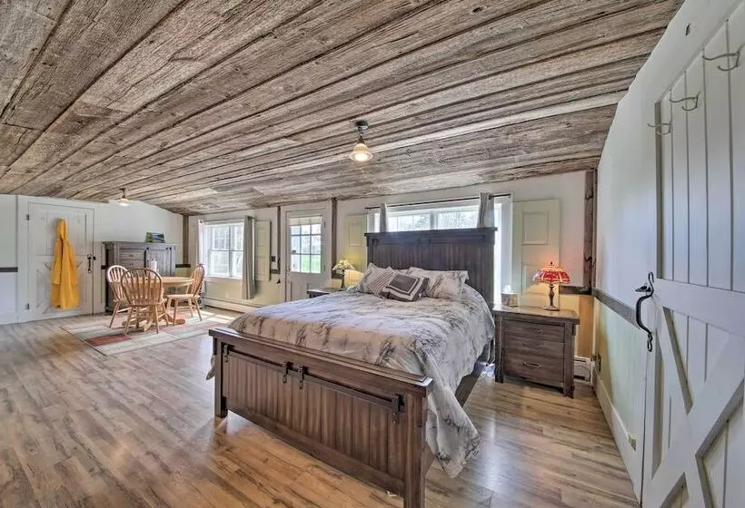 Cozy Colonial Home W/ Bay Access & Water View