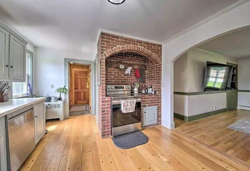 Cozy Colonial Home W/ Bay Access & Water View