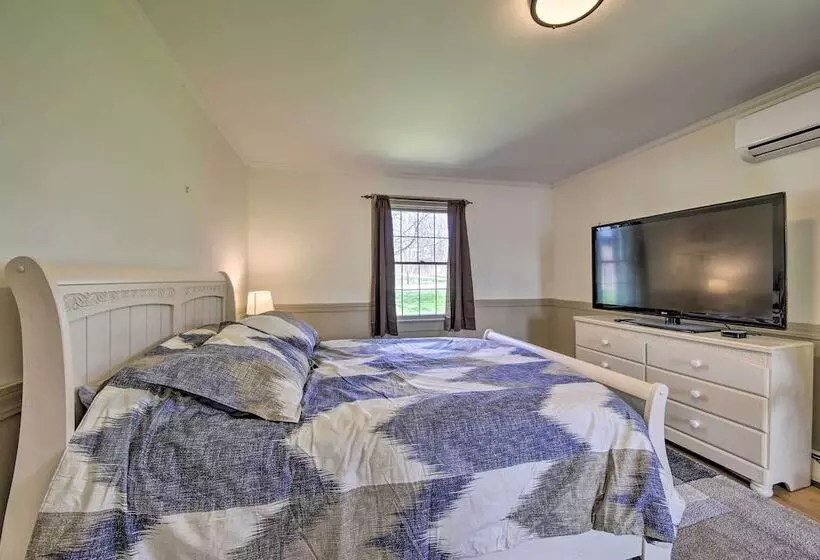 Cozy Colonial Home W/ Bay Access & Water View