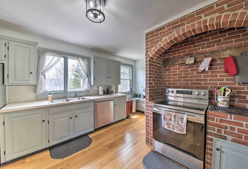 Cozy Colonial Home W/ Bay Access & Water View