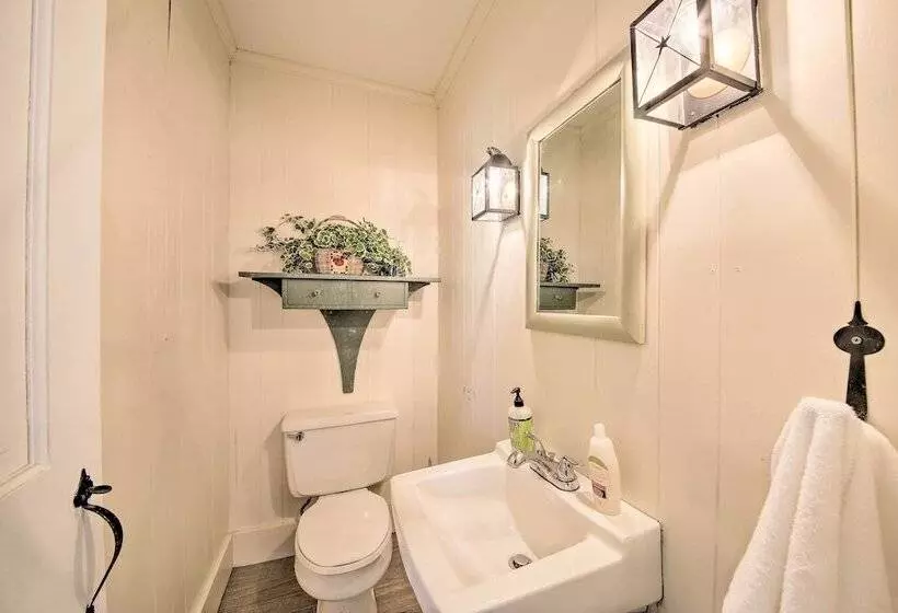 Cozy Colonial Home W/ Bay Access & Water View