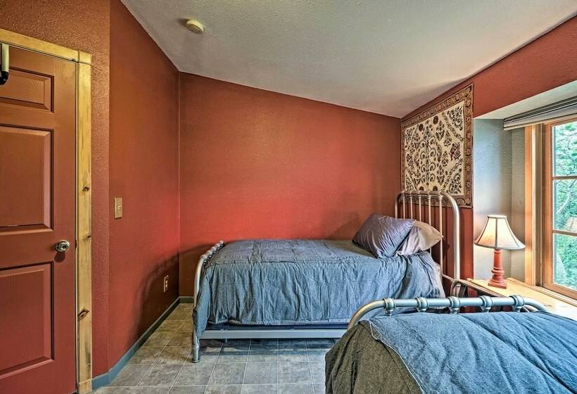 Cozy Duck Lake Cabin Near Glacier Natl Park!