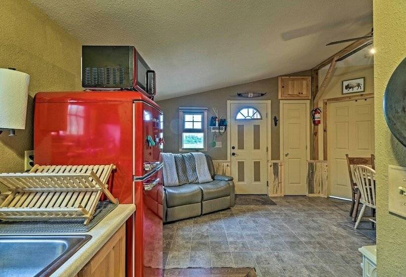 Cozy Duck Lake Cabin Near Glacier Natl Park!