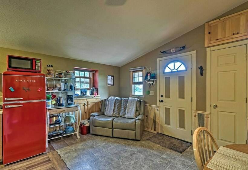 Cozy Duck Lake Cabin Near Glacier Natl Park!