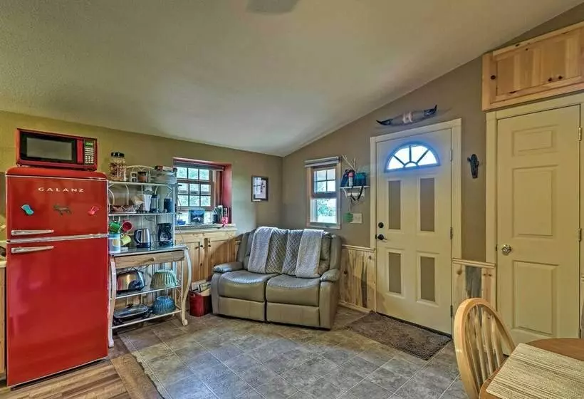 Cozy Duck Lake Cabin Near Glacier Natl Park!
