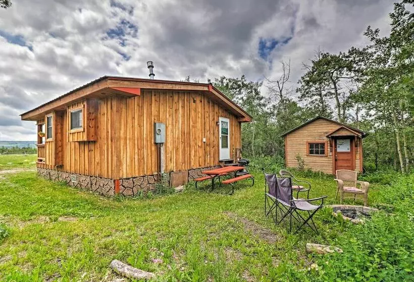 Cozy Duck Lake Cabin Near Glacier Natl Park!