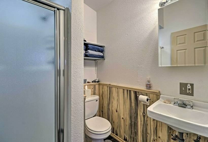 Cozy Duck Lake Cabin Near Glacier Natl Park!