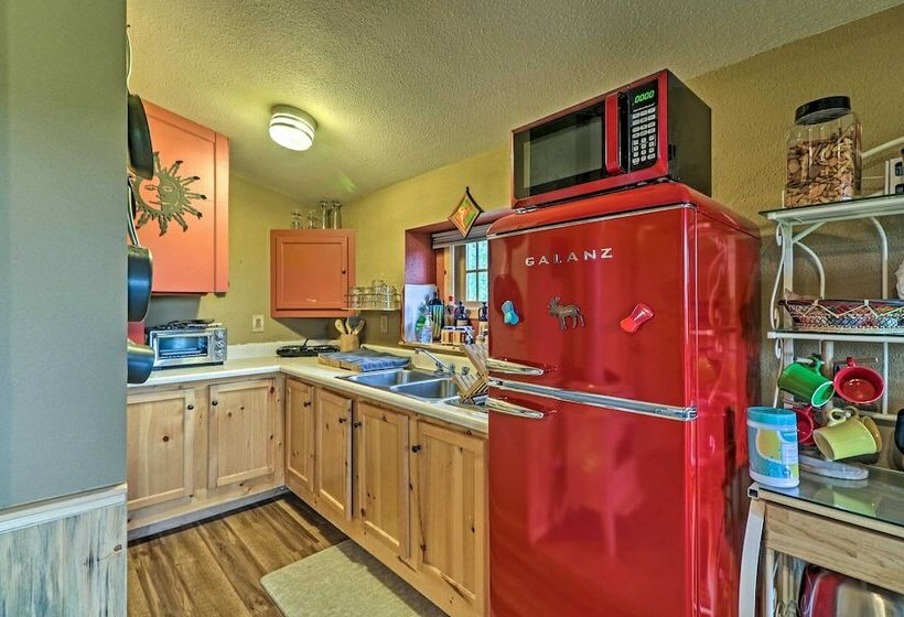 Cozy Duck Lake Cabin Near Glacier Natl Park!