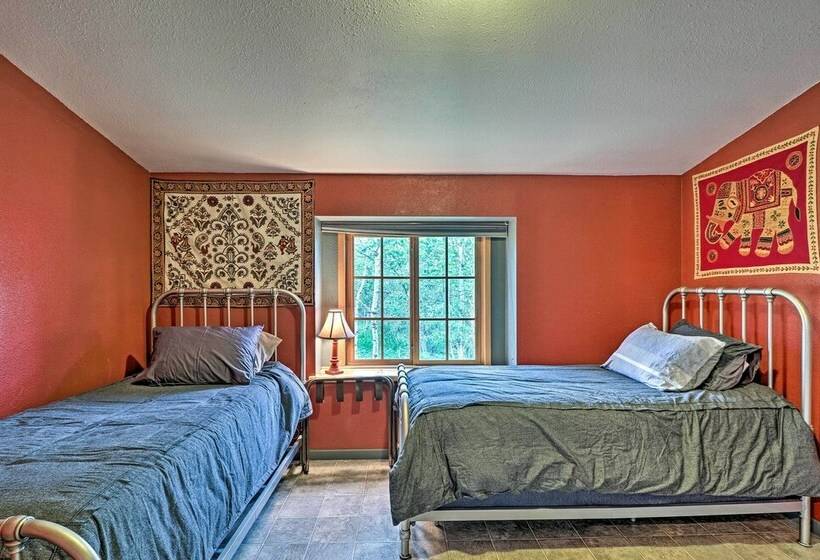 Cozy Duck Lake Cabin Near Glacier Natl Park!