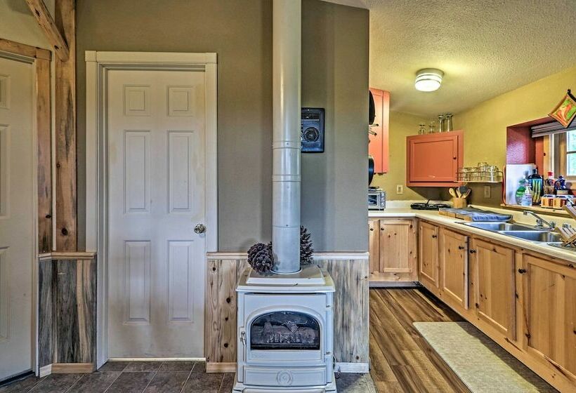 Cozy Duck Lake Cabin Near Glacier Natl Park!