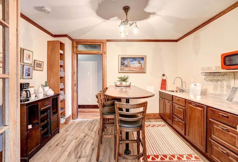 Fort Wayne Retreat, Walk To Parkview Field!