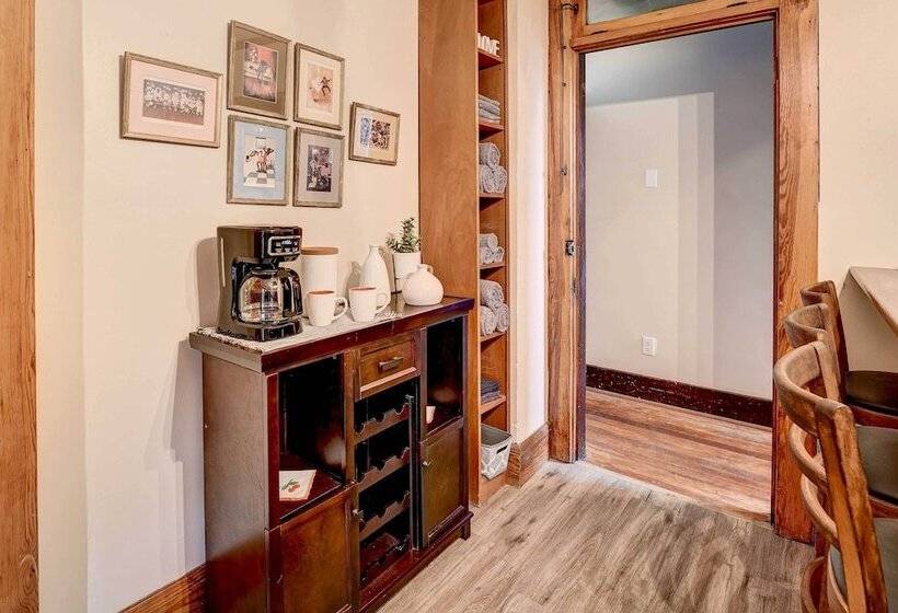 Fort Wayne Retreat, Walk To Parkview Field!