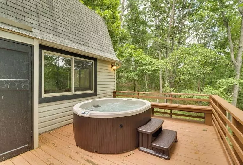 Fully Renovated Broadway Cabin W/ Private Hot Tub!