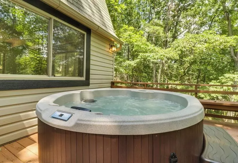 Fully Renovated Broadway Cabin W/ Private Hot Tub!