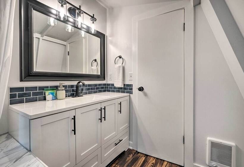 Fully Renovated Broadway Cabin W/ Private Hot Tub!