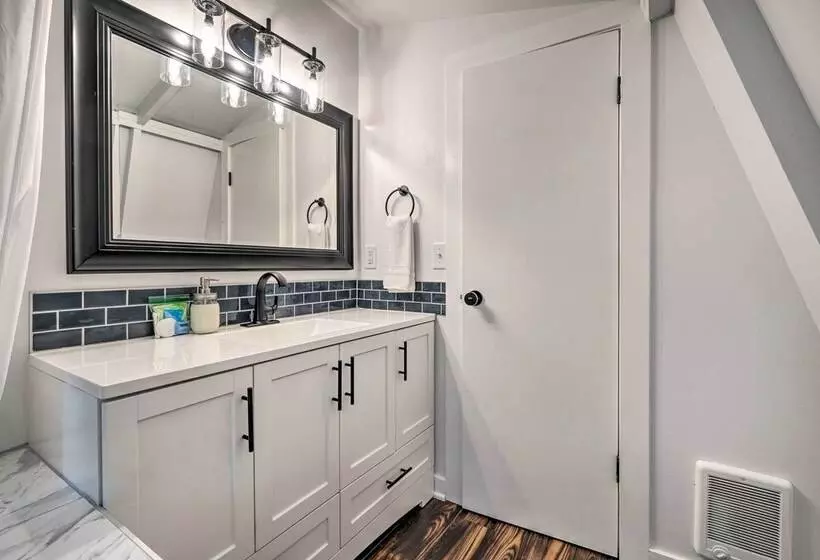 Fully Renovated Broadway Cabin W/ Private Hot Tub!