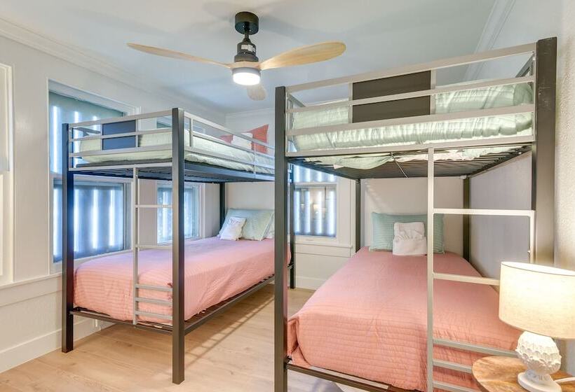 Galveston Vacation Home W/ Hot Tub: Walk To Beach