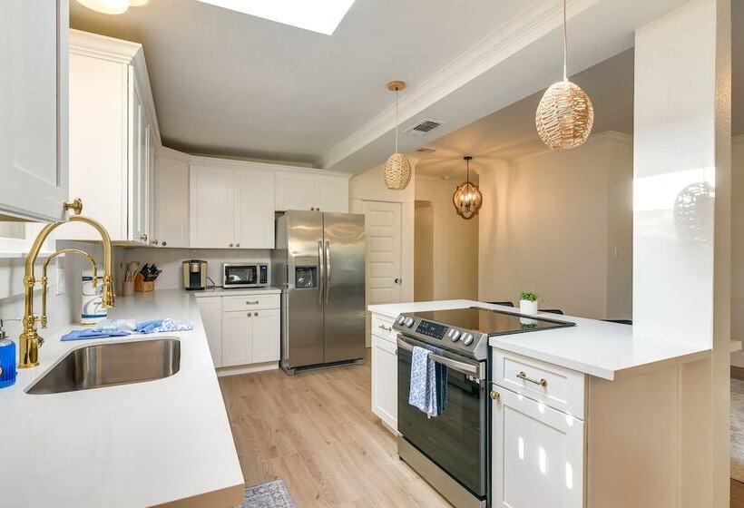 Galveston Vacation Home W/ Hot Tub: Walk To Beach