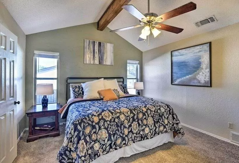 Granbury Home W/ Lake Granbury Access + Dock!