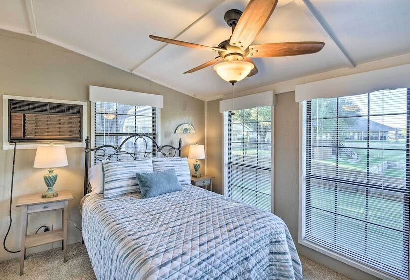 Granbury Home W/ Lake Granbury Access + Dock!